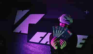 Woman in Meta Quest 2 headset holding 5 giftcards standing against a wall with a big VRcafe Haarlem logo on it