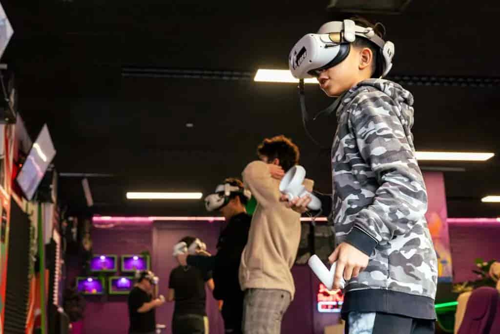 Groep mensen die kijken naar VR