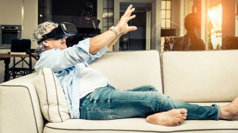 Man speelt VR thuis op bank