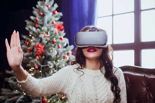 Vrouw speelt VR voor kerstboom