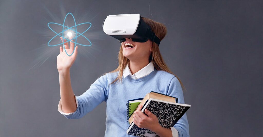 Vrouw met VR headset op houdt boeken vast