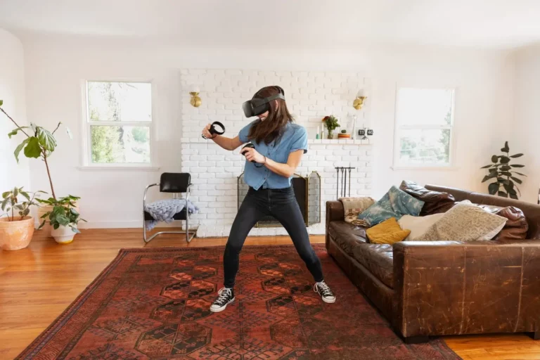 Vrouw speelt VR in huiskamer